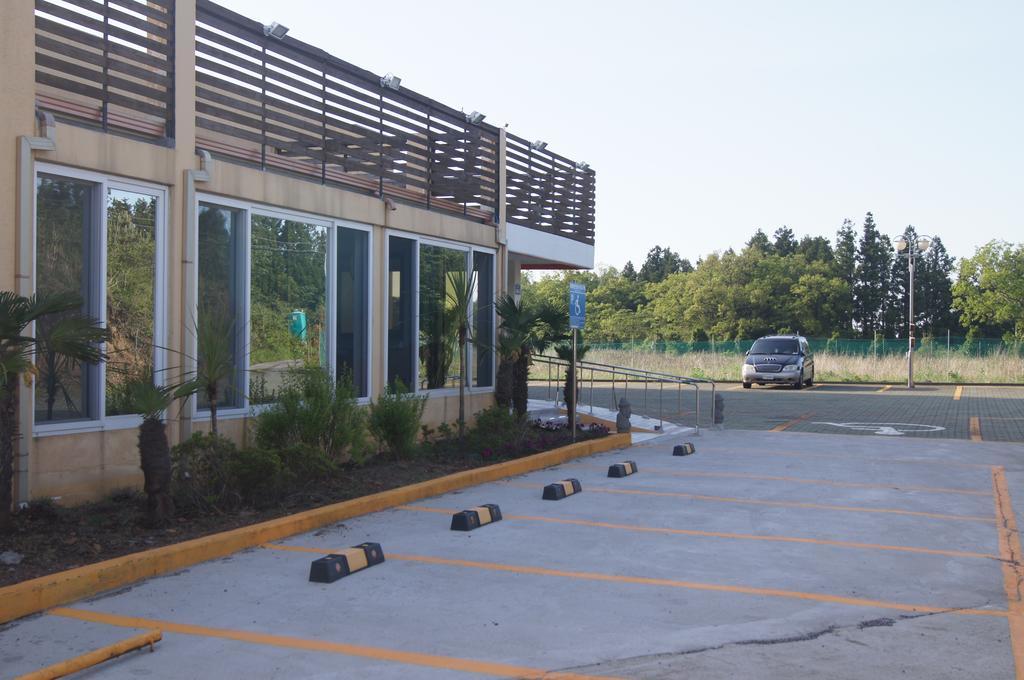 Geomunoreum Hostel Jeju Exteriör bild